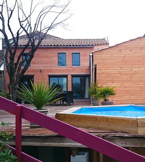 Maison avec ossature en bois, terrasse et piscine, aménagements extérieur en bois