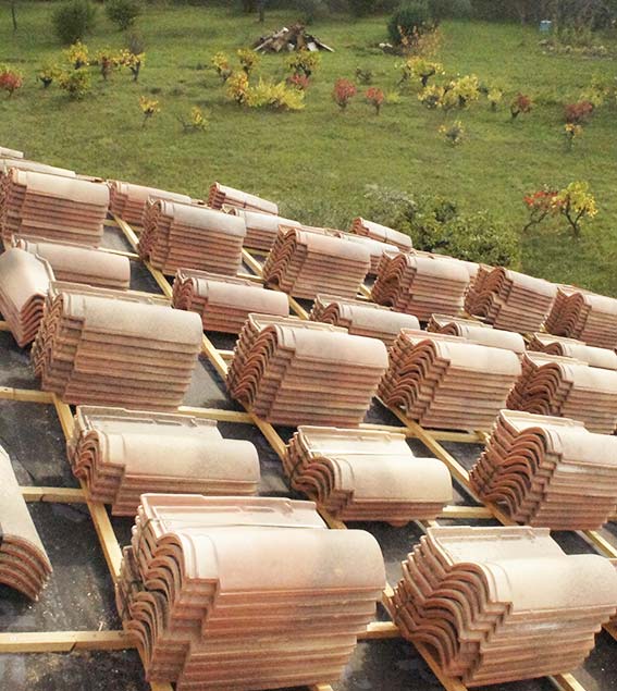 Tuiles posées sur un toit avant des travaux de couverture de toiture