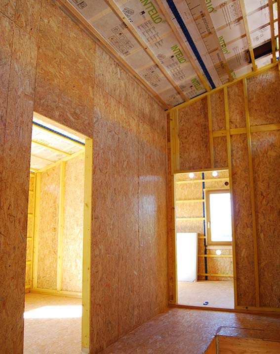 Intérieur d'une maison en bois en construction