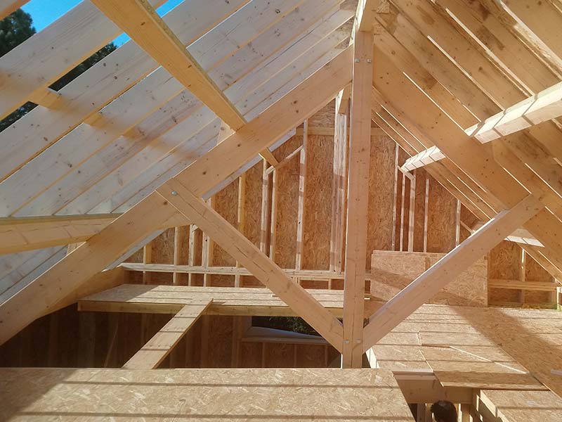 Charpente d'une maison ossature bois en construction
