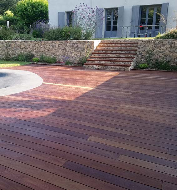 Terrasse en bois, plage de piscine en bois